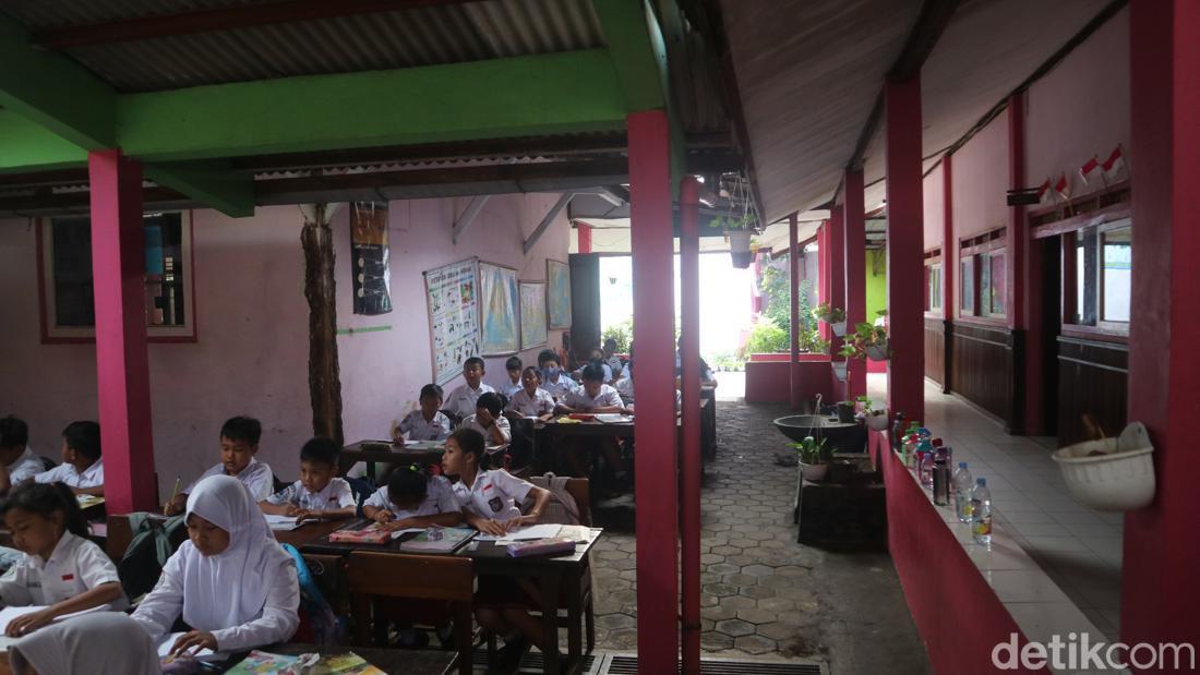 5 Ruang Kelas Rusak Setahun Lebih, Siswa SD Di Pati Belajar Di Parkiran