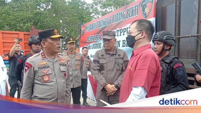 Annoyed that his name was dragged away by the 303 Consortium, the North Sumatran Police Chief snapped at Apin BK