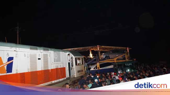 The Sancaka Train Crashed into a Car Transport Truck in Mojokerto