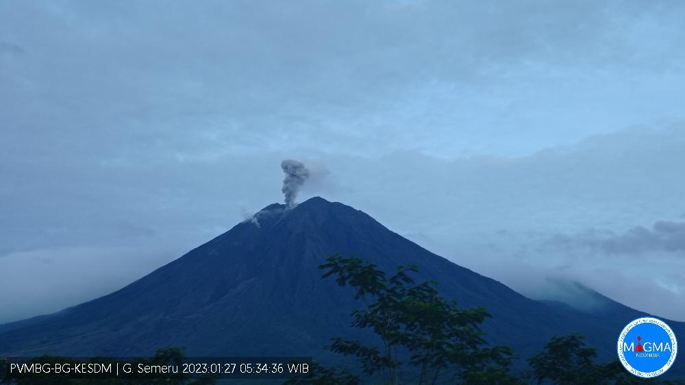 Gunung Semeru Tercatat Erupsi Dua Kali Pagi Ini