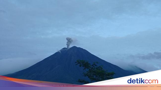 Gunung Semeru Tercatat Erupsi Dua Kali Pagi Ini