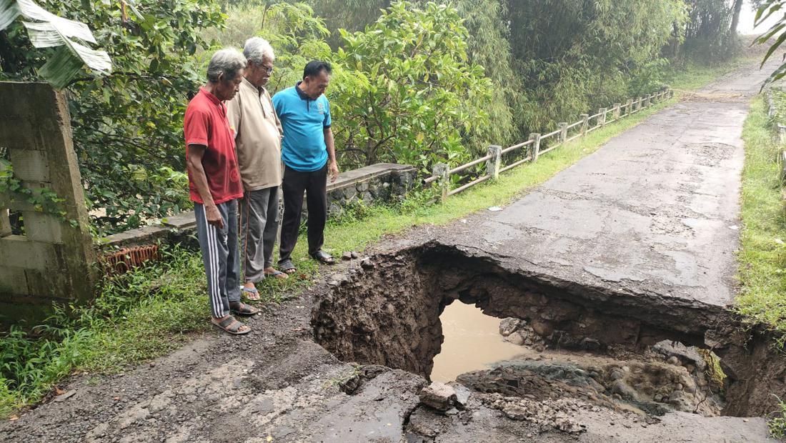 Lubang Menganga Di Jembatan Desa, Pemotor-Bocah Sempat Terperosok