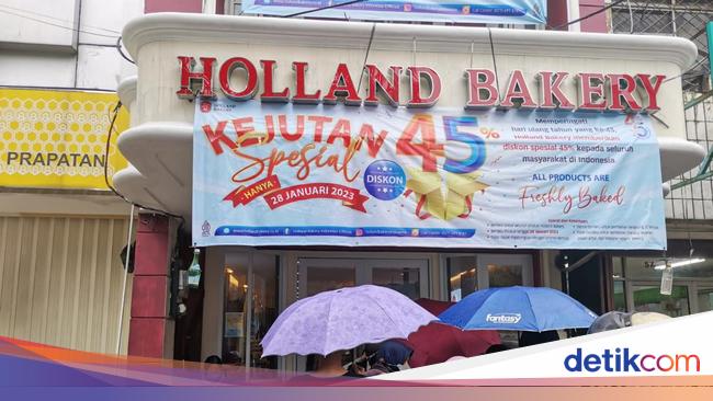 There is a 45% discount at Holland Bakery, buyers are willing to stand in line even though it’s raining