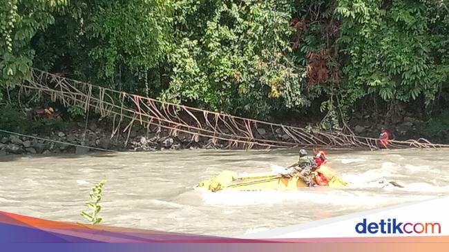 Bridge on the Papua Mountains River Disconnected, 4 Members of the TNI-Polri Disappeared