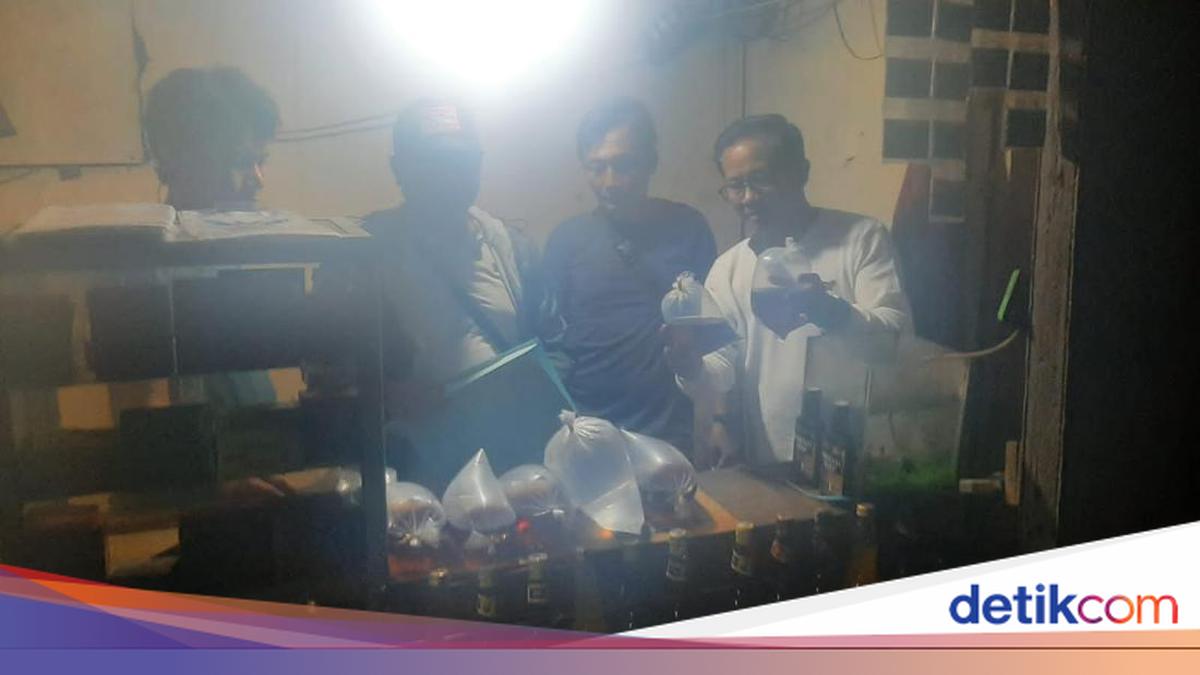 Api Razia Polisi Sita 299 Botol Miras Saat Razia di Bogor