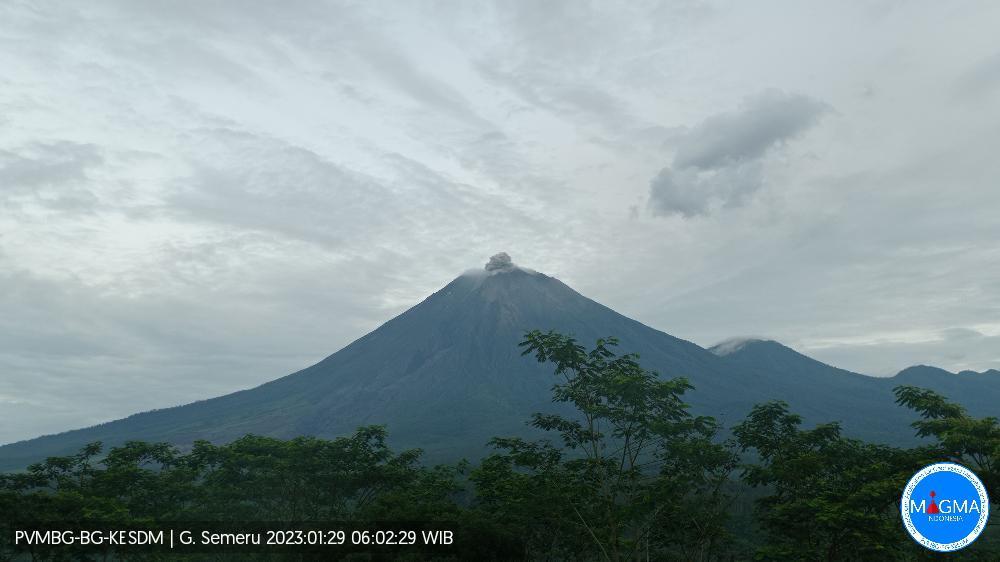 Gunung Semeru Tercatat Erupsi Dua Kali Pagi Ini, Ini Rinciannya