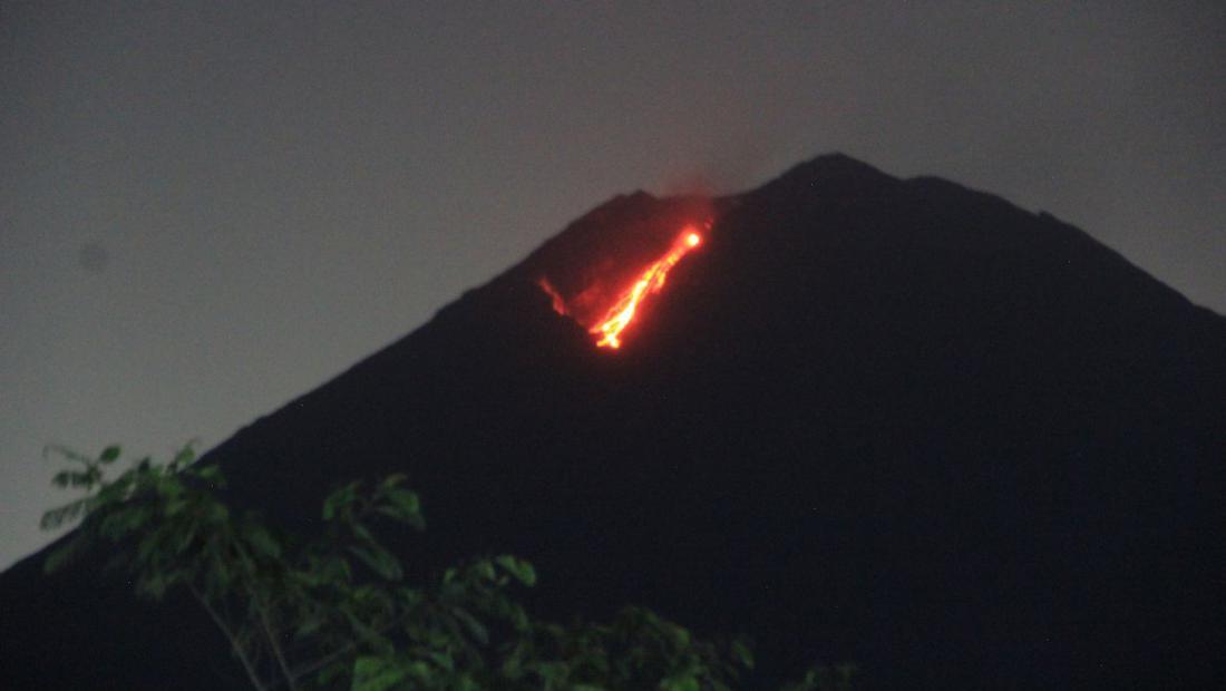 Gunung Semeru Keluarkan Guguran Lava Pijar Sejauh 800 Meter