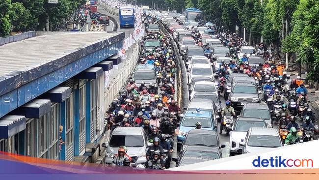 The horror of traffic jams in Mampang, South Jakarta until the Busway is penetrated by cars and motorbikes