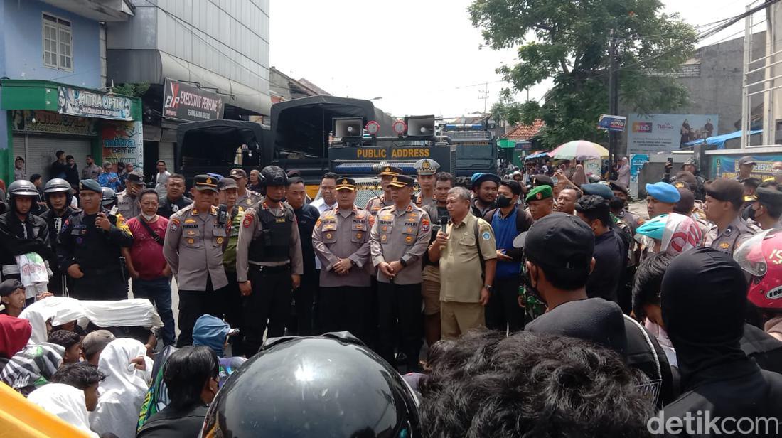 Ratusan Pesilat Luruk Polsek Babat Tuntut Polisi Tangkap Pembacok Rekannya