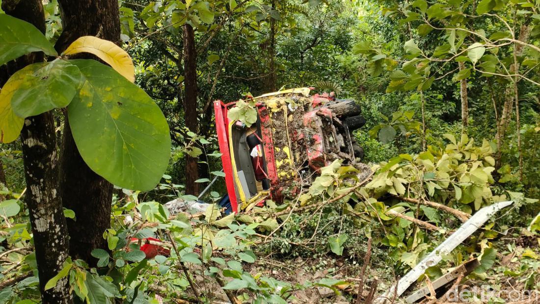 Truk Masuk Jurang Di Tanjakan Jurangjero Gunungkidul