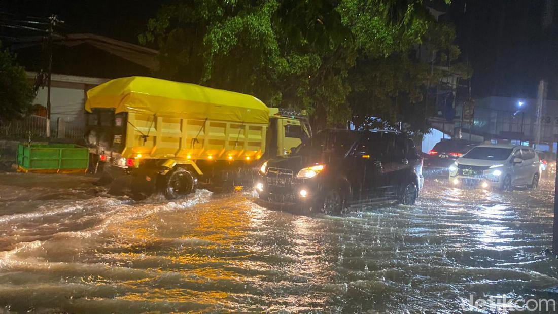 Potret Jalan Trans Sulawesi Di Parepare Banjir, Lalin Sempat Macet 5 Km