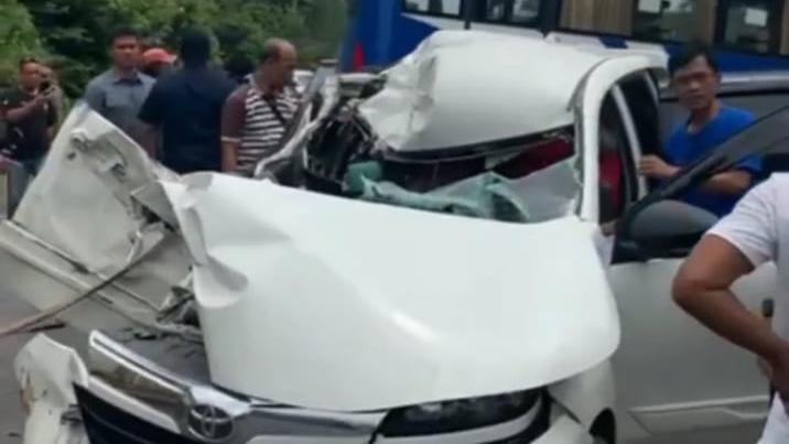 adu kuat avanza dan minibus prima jaya ringsek di jalinsum