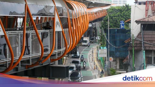 Pay Rp. 3,500 Many are criticized, now via the free Kebayoran Lama Skywalk