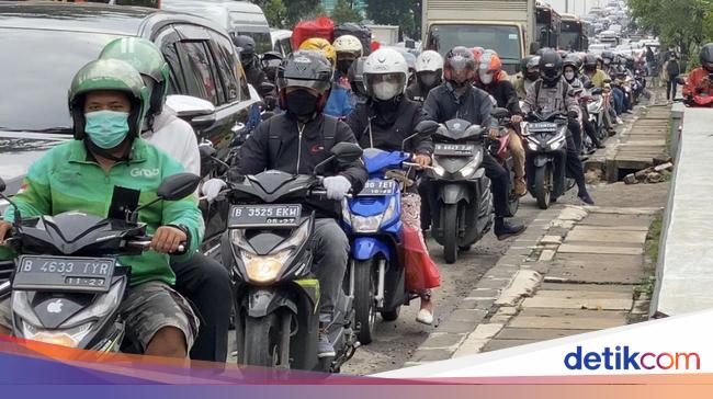 On Monday morning, the traffic headed towards Cilandak on TB Simatupang was heavily congested.