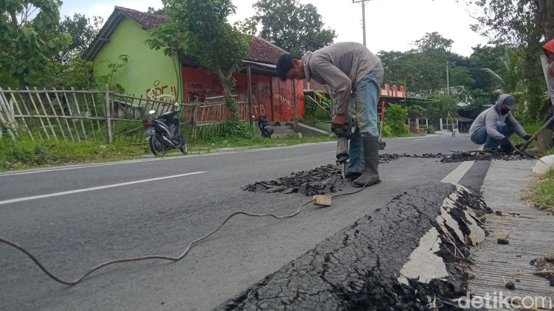 Duh, Jalan Ir Soekarno Klaten Rusak Gegara Truk Uruk Tol Nekat Lewat