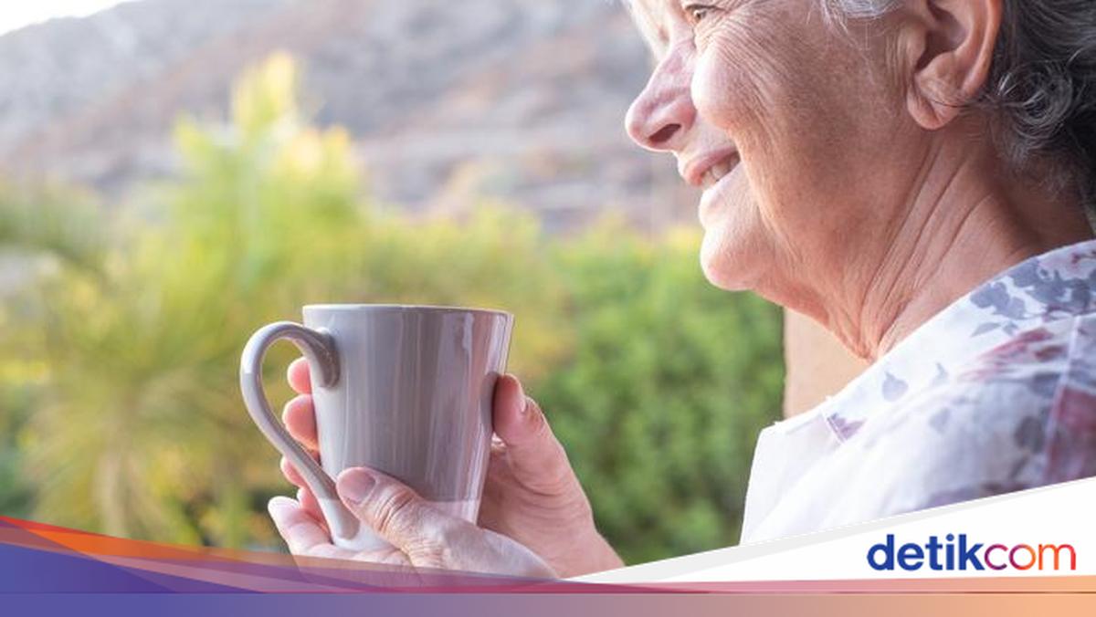 Hobi Ngopi? Waspadai Risiko Tulang Rapuh pada Wanita Lansia