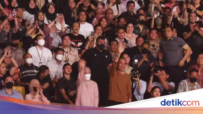 Jokowi Watches the Dewa 19 Concert in Medan, Accompanied by Iriana-Kahiyang