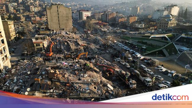 The Grief of a Man in Turkey for Almost a Week His Wife and 3 Children Trapped in Ruins