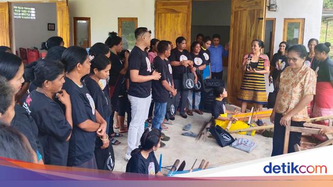 Lestarikan Budaya Relawan Ganjar Bagikan Bahan Tenun Ke Umkm Di Ntt