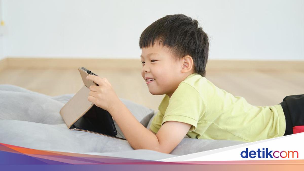 Tips Aman Memberi Gadget ke Anak Menurut Praktisi Montessori
