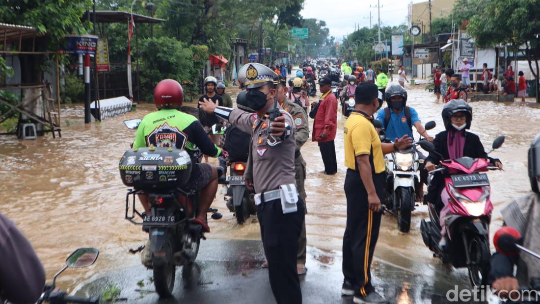 Banjir Bikin Jalan Raya Nasional Ponorogo-Wonogiri Macet 3 Kilometer