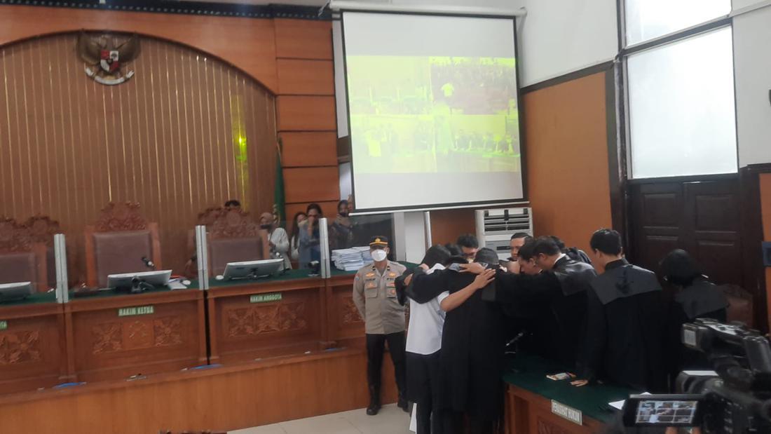 Jelang Vonis, Bharada Eliezer Doa Bersama Pengacara Di Ruang Sidang