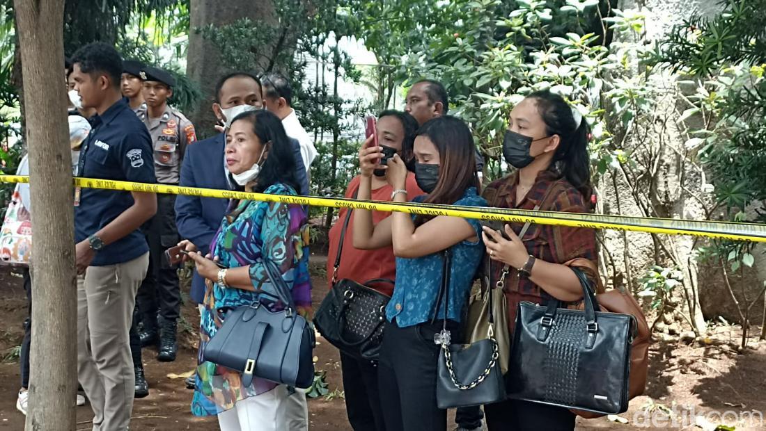 Istri Korban Pembunuhan Menangis Saksikan Rekonstruksi Kasus Bripda HS