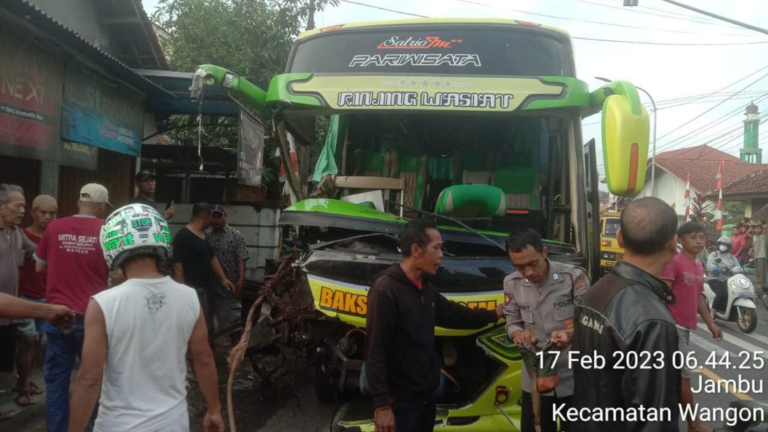 Kecelakaan Adu Banteng Bus Wisata Vs Truk Tangki Di Wangon Banyumas