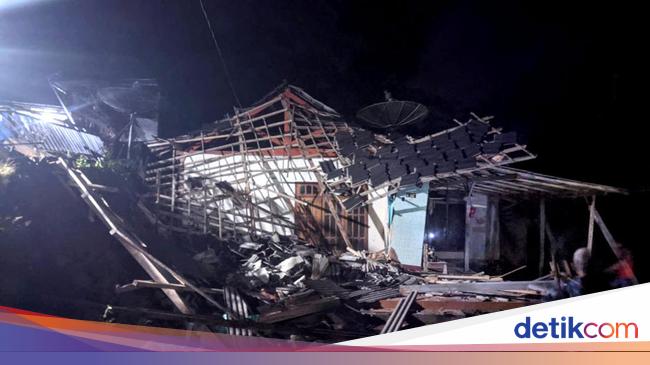 Rumah Warga Trenggalek Ambruk Diterjang Longsor