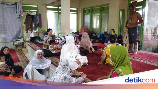 Pilu! Bayi Selamat dari Banjir Tapteng, Rumah Hancur, Butuh Popok