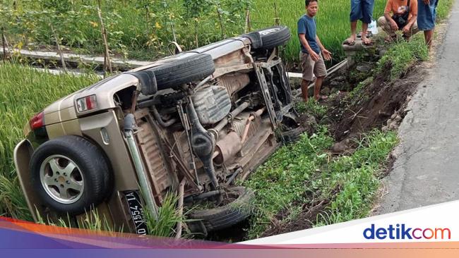 Diduga Karena Mengantuk, Mobil Wisatawan Terguling ke Sawah Pangandaran