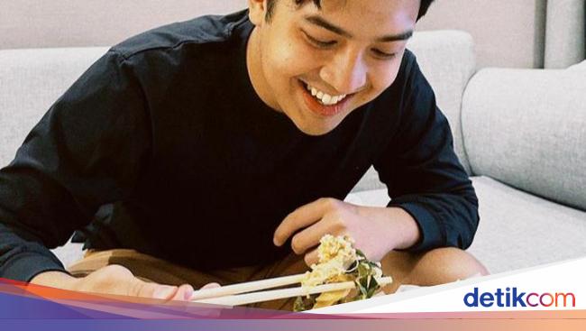 Heboh Jerome Polin Pamer Makan Nasi Padang Ayam Pop Pakai Sumpit