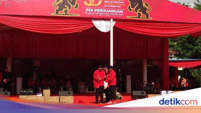 Hasto Pinned the PDIP Jacket to the Minister of Teten: He is also a Cadre