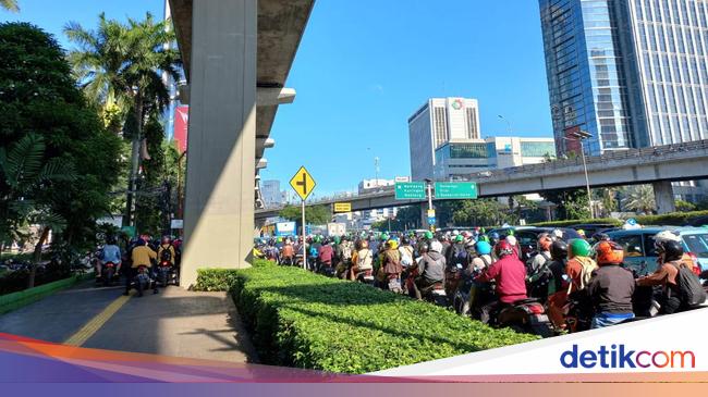 Jalan Gatot Subroto Directions Semanggi Traffic jam this morning