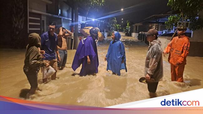 Potret Banjir Driyorejo Gresik Terjang Perumahan akibat Tanggul Jebol