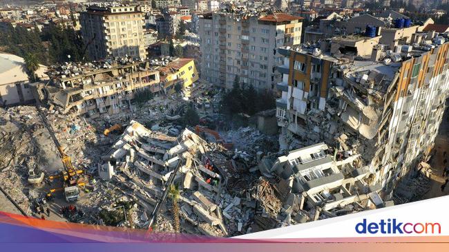 The Horrible Story of Turkish People Thinking the Earth Will Split After Another Earthquake