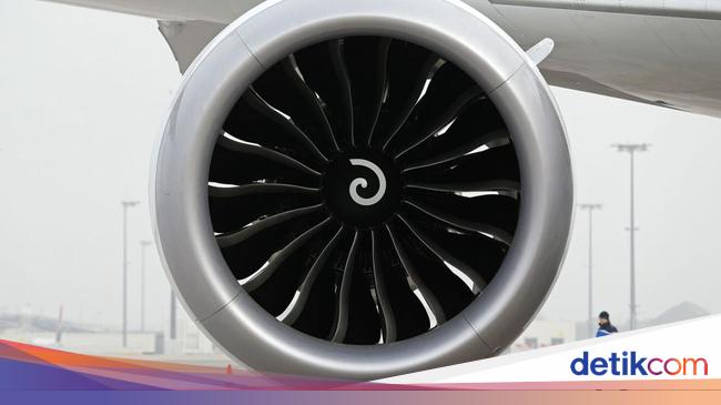 Maskapai penerbangan memeriksa suku cadang pesawat di bandara