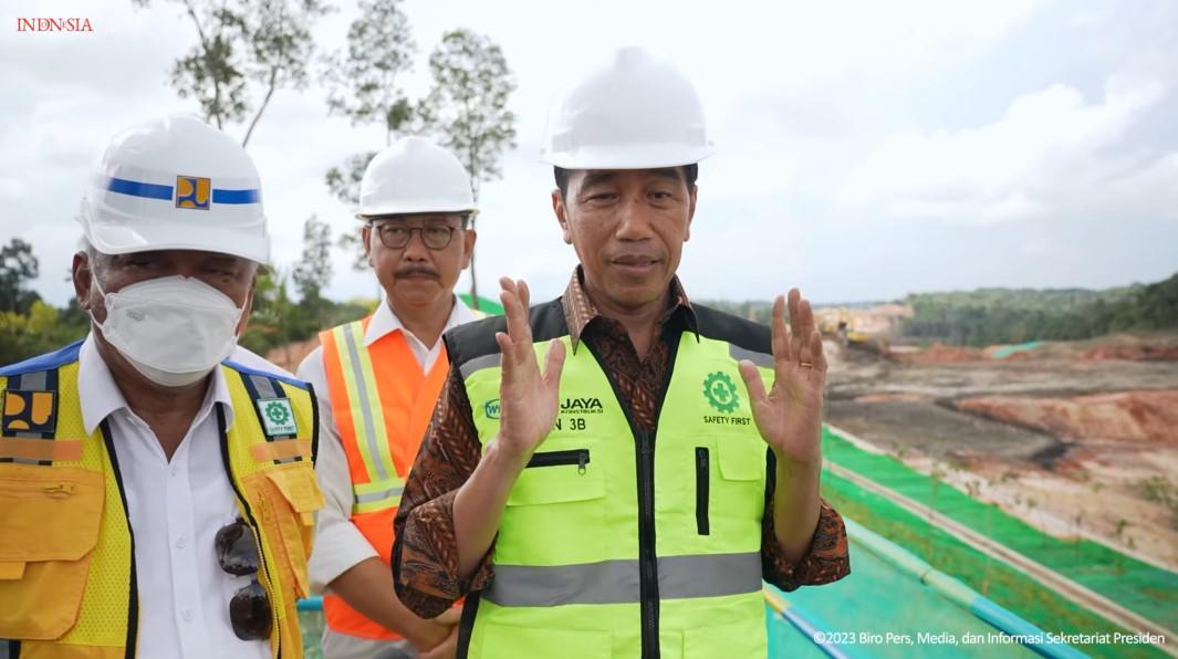 Jokowi Tinjau Proyek Jalan Tol IKN, Targetkan Selesai Akhir 2024