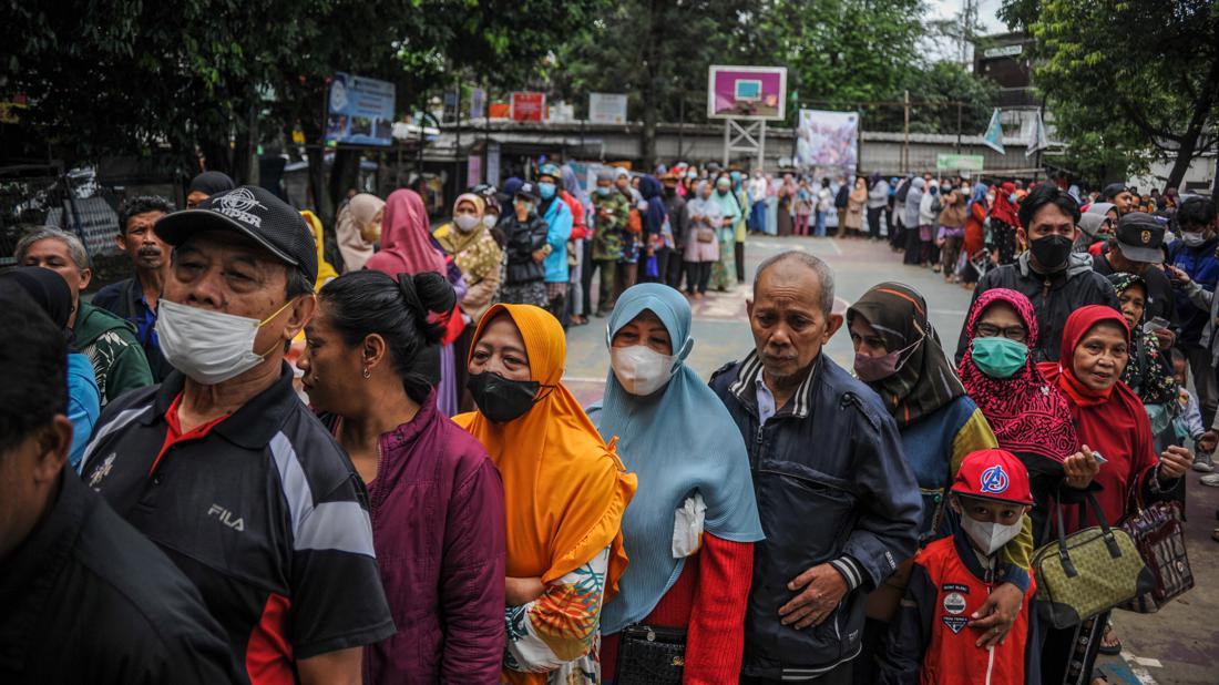 Mengular Panjang, Begini Antrean Operasi Pasar Beras Murah Di Bandung