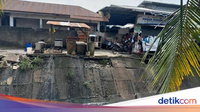 Limbah Bulu Ayam Pasar Meranti Dibuang Ke Sungai Yang Lagi Dibersihkan