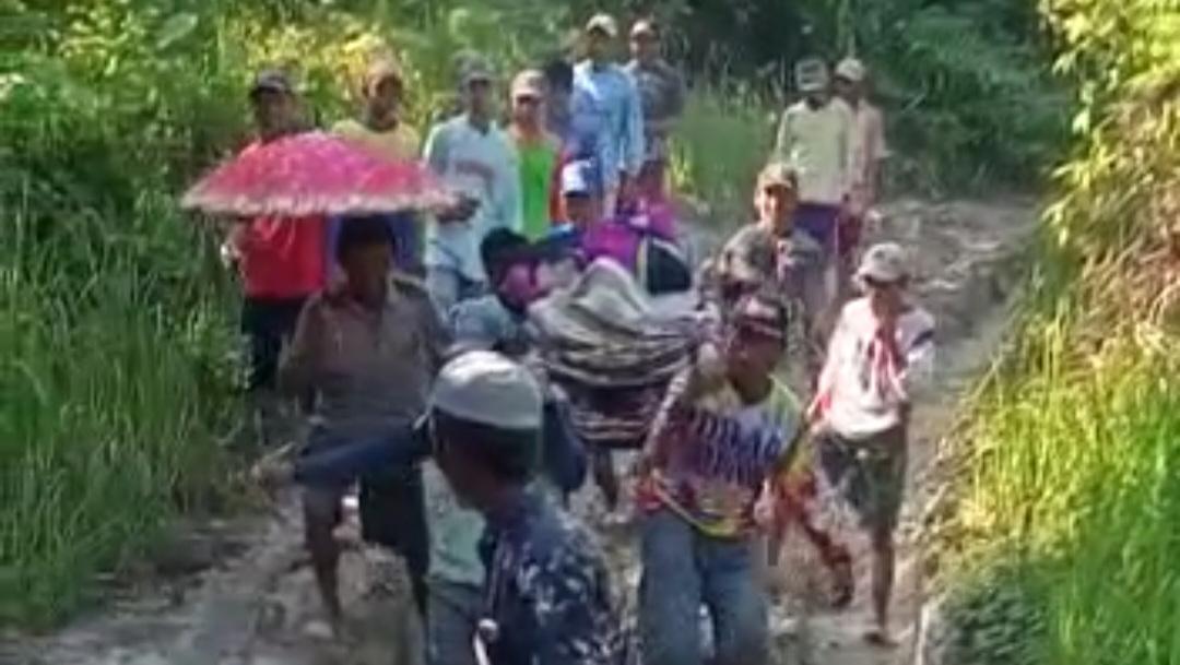 Orang Sakit Ditandu Lewati 8 Km Jalan Berlumpur Di Jombang Viral Lagi