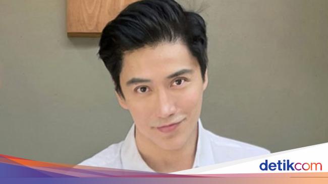8 Foto Chuando Tan Model Singapura Tampan & Awet Muda, Usia Asli Bikin