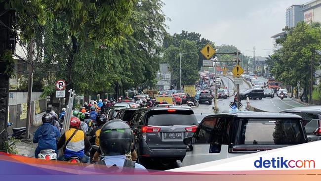 Pemotor Enek dengan Macet di Mampang, Harap Kendaraan Pribadi Berkurang