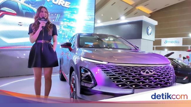 Luna Maya Buys a Chery Omoda 5 Car at IIMS 2023