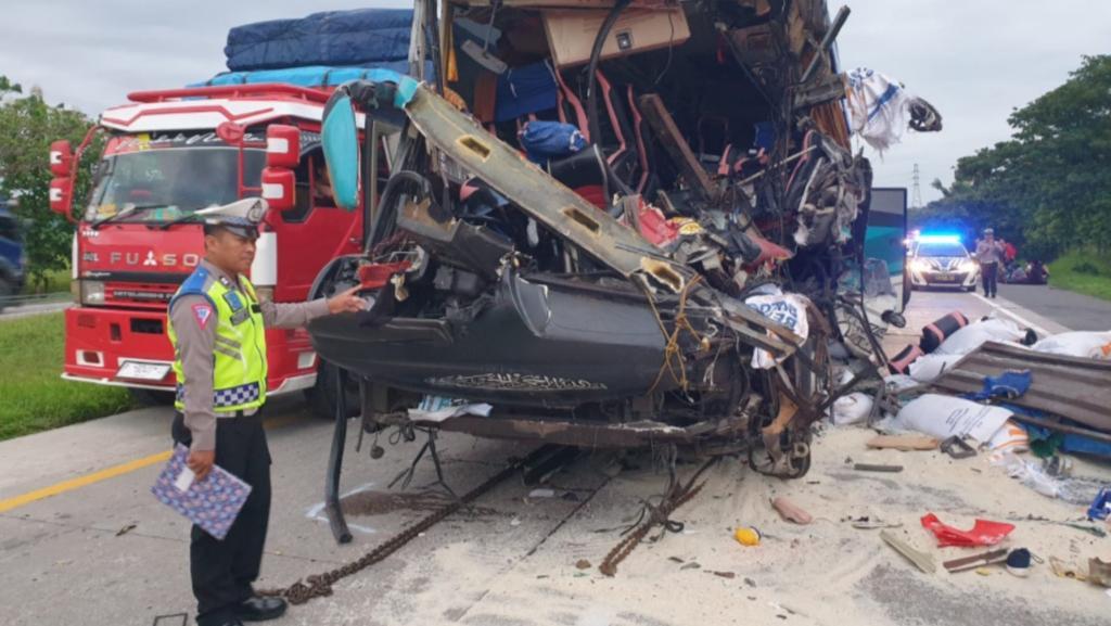 Kronologi Kecelakaan Bus Vs Truk Di Tol Cipali Yang Tewaskan 5 Orang