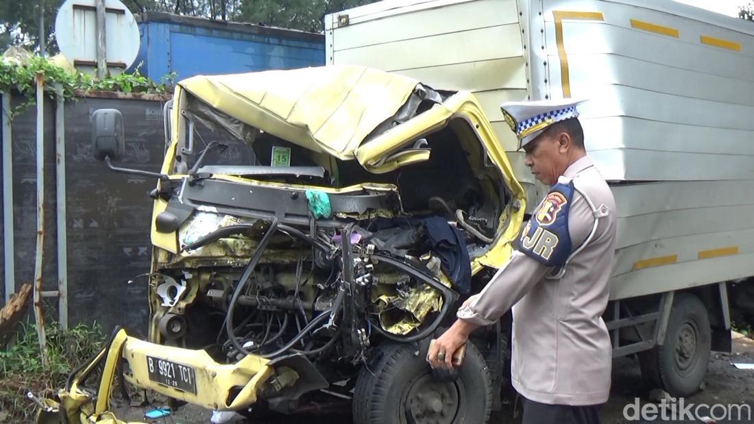 Truk Tabrak Tronton Mogok Di Tol Cipularang, Satu Orang Tewas