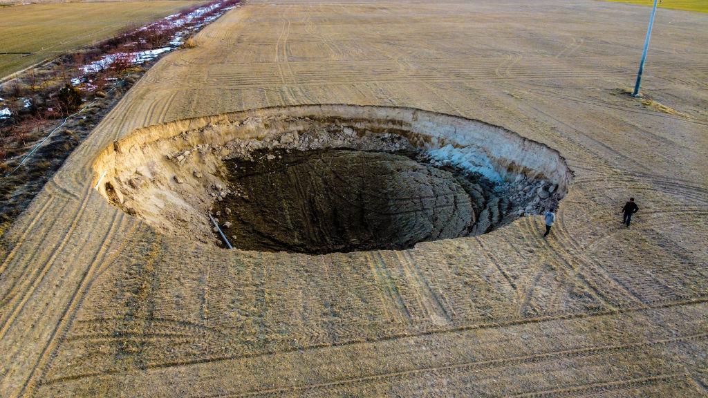 Apa Itu Sinkhole Atau Lubang Runtuhan Dan Penyebab Terjadinya?