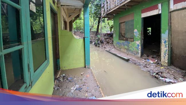 Flooded Tent Houses in Cawang where there are no contractors