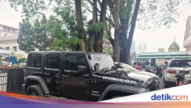 Hanging out with a Rubicon Jeep, a judge at the Medan District Court received a written warning