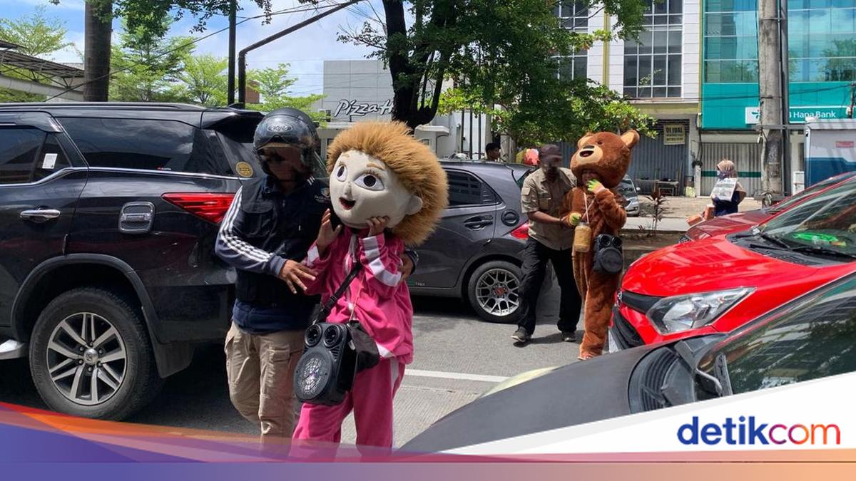Momen Petugas Razia Badut Jalanan di Makassar Dikejar dan Dilempar Batu